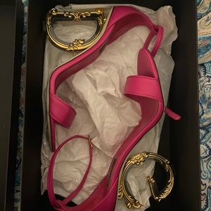 Gently worn heels. In original box comes with replacement caps for heels.